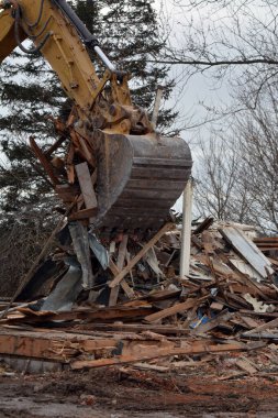 Eski çiftlik evi yıkıldı.