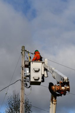 Elektrik hatları, hidroelektrik hatları ve patlayan bir kamyondan hidroelektrik transformatörü ile çalışan servis elemanları.