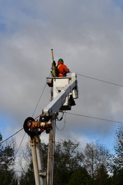 Elektrik hatları, hidroelektrik hatları ve asansör kamyonundan hidroelektrik transformatörü ile çalışan servis elemanları.