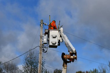 Elektrik hatları, hidroelektrik hatları ve asansör kamyonundan hidroelektrik transformatörü ile çalışan servis elemanları.