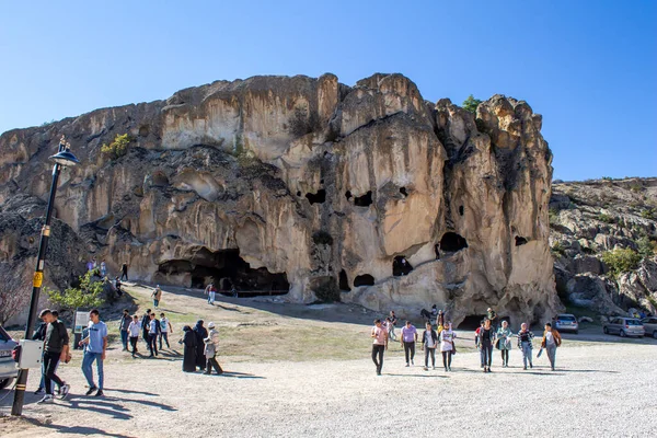 Afyonkarahisar, Türkiye - 26 Eylül 2021: İnsanlar Phrygian Vadisi 'ndeki antik mağaraları ziyaret ediyorlar. Phrygian Vadisi, binlerce yıl öncesine dayanan mağaraları ve taş evleri olan tarihi bir bölgedir..