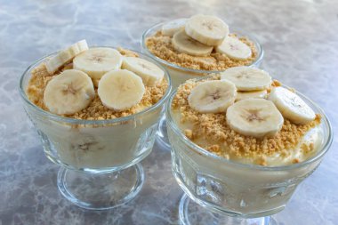 Mermer masada manolya muzlu tatlı. Lezzetli manolya tatlısının yakın plan fotoğrafı..