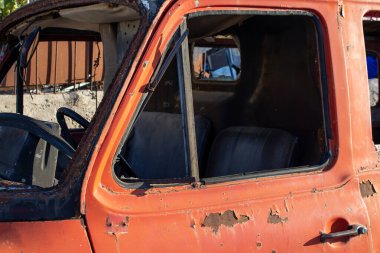 Eski terk edilmiş araba. Eski paslı araba parçasının ayrıntıları.