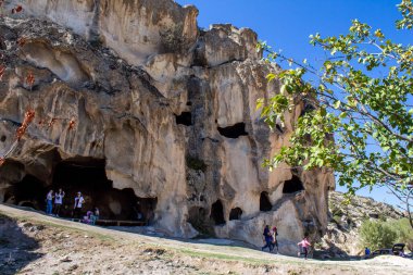 Afyonkarahisar, Türkiye - 26 Eylül 2021: Phrygian Valley (Frig Vadisi) mağaraları. Phrygian Valley, Afyonkarahisar ilinin tarihi bir bölgesidir. Türkiye 'de ikinci Kapadokya olarak da bilinir..