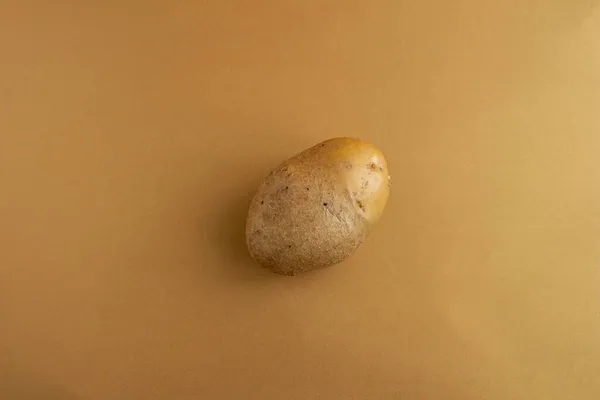 Kartoffel Isoliert Auf Karamellfarbenem Hintergrund Foto Von Oben Von Einzelnen — Stockfoto