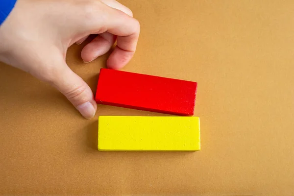 Bloques Madera Blanco Aislados Sobre Fondo Color Caramelo Mujer Mano —  Fotos de Stock