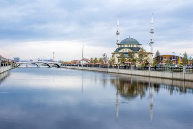 Afyonkarahisar, Türkiye - 20 Mart 2021: Afyonkarahisar 'da Akarcay Nehri, nehir kıyısında bir cami manzarası. Ramazan ve kandil arkaplan fotoğrafı.