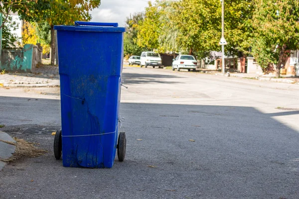 Caixote Lixo Azul Caixote Lixo Velho Beira Estrada — Fotografia de Stock