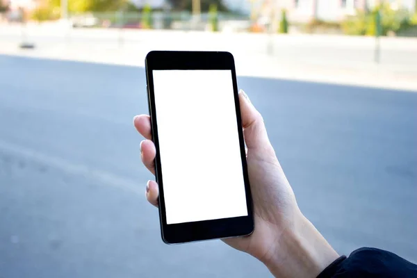 Mujer Usando Smartphone Negro Imagen Burlona Mano Mujer Sosteniendo Teléfono —  Fotos de Stock