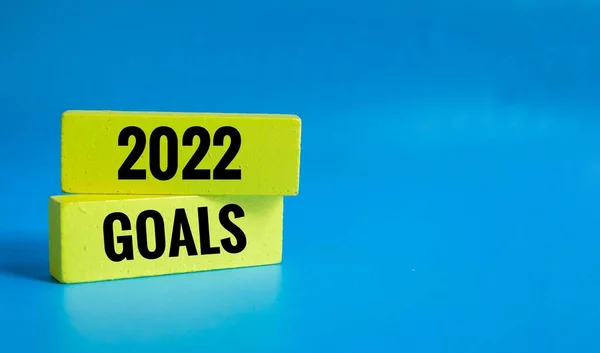 2022 Koncepcja Celów Noworocznych Ułożone Żółte Drewniane Klocki 2022 Cele — Zdjęcie stockowe
