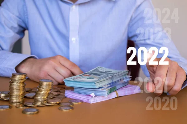 Biznesmen Wybiera Rok 2022 Nowy Rok 2022 Nadchodzi Koncepcja Wskazanie — Zdjęcie stockowe