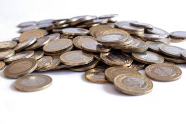 Beyaz zemin üzerinde Türk lirası ve Türk lirası yığını.