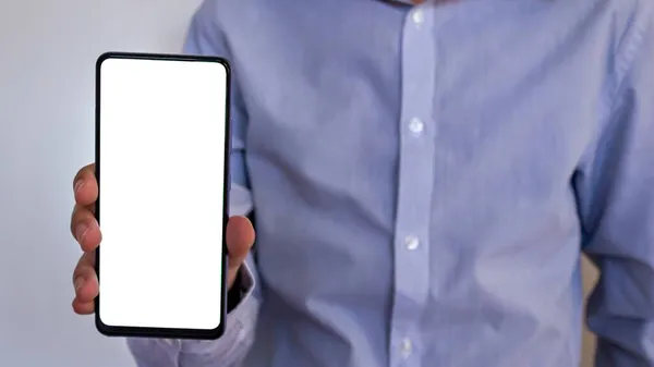 スマートフォンを持っているビジネスマン 空白の白いデスクトップ画面と携帯電話を保持している男の手のモックアップイメージ — ストック写真