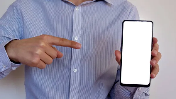 スマートフォンを持っているビジネスマン 空白の白いデスクトップ画面と携帯電話を保持している男の手のモックアップイメージ — ストック写真