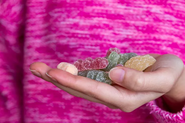 Frau Mit Süßigkeiten Nahaufnahme Foto Von Gelee Bonbons Der Hand — Stockfoto