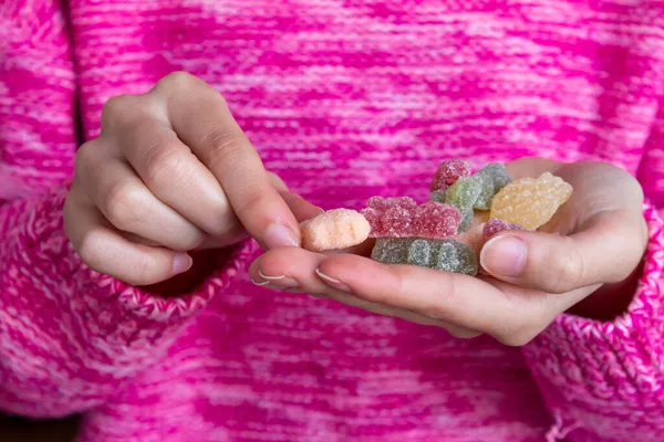 Frau Mit Süßigkeiten Nahaufnahme Foto Von Gelee Bonbons Der Hand — Stockfoto