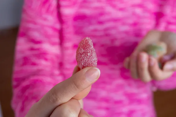 Mujer Sosteniendo Caramelos Foto Primer Plano Caramelos Jalea Mano Chica — Foto de Stock