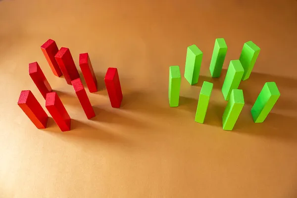 红色和绿色的木块 背景五彩斑斓 两个集团之间的冲突 商业竞争和竞争者的概念 — 图库照片