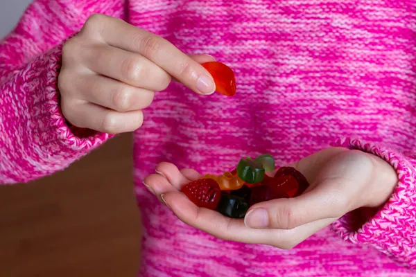 女性保持キャンディー 閉じる写真のゼリーキャンディーで女の子の手 — ストック写真
