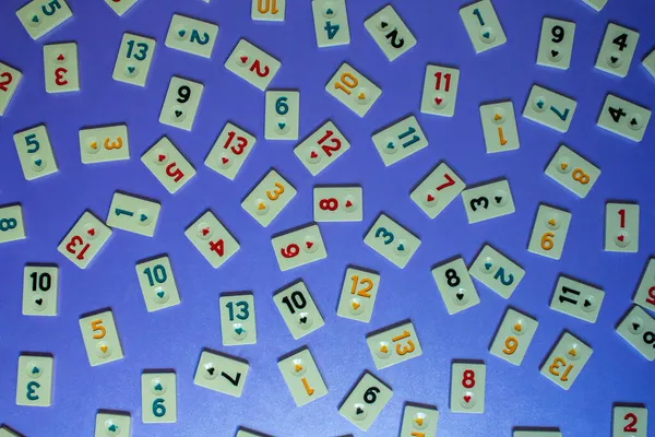 Rummikub 해군푸른 배경에 Rummikub 타일의 숫자의 — 스톡 사진