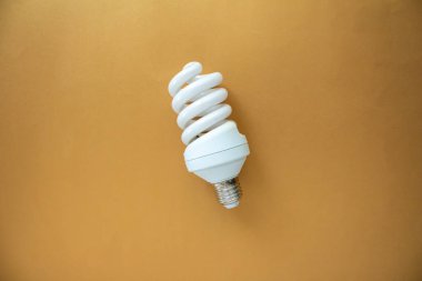 Beyaz ampul, renkli arkaplanda izole edilmiş ampulün üst görüntüsü.
