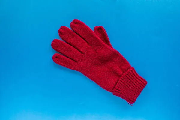 Red Wool Glove Top View Red Glove Isolated Blue Background — Stock Photo, Image
