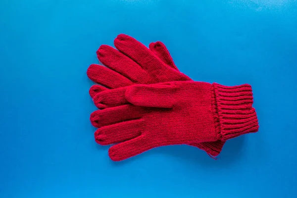 Red Wool Gloves Pair Red Gloves Isolated Blue Background — Stock Photo, Image