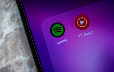 Spotify ve YouTube müzik simgeleri cep telefonu ekranında. Popüler müzik dinleme uygulamaları.