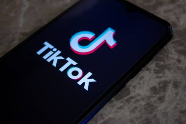 Afyonkarahisar, Türkiye - 13 Aralık 2021: Akıllı telefon ekranında TikTok uygulaması logosu, popüler sosyal medya uygulaması TikTok simgesi.
