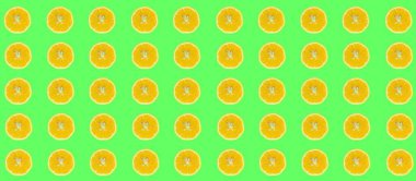 Limon dilimleri, yeşil arka planda izole edilmiş limon dilimlerinin üst görüntüsü. Citrus desenli konsept fotoğraf.