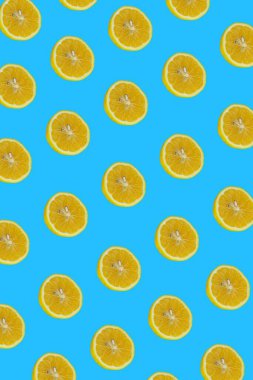 Limon dilimleri deseni, mavi arka planda izole edilmiş limon dilimlerinin üst görüntüsü. Citrus konsept fotoğraf. Sosyal medya hikayesi arka planı.