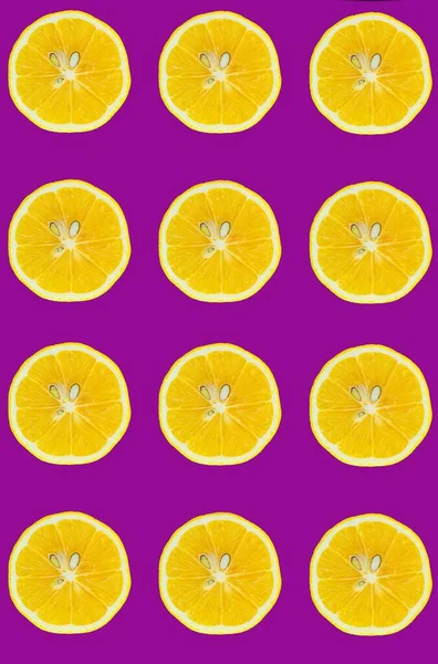 Шаблон Ломтиков Лимона Вид Сверху Ломтики Лимона Изолирован Фиолетовом Фоне — стоковое фото