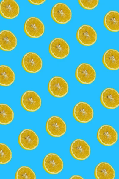Шаблон Ломтиков Лимона Вид Сверху Ломтики Лимона Изолирован Синем Фоне — стоковое фото
