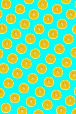 Limon dilimleri pürüzsüz, mavi arka planda izole edilmiş limon dilimlerinin üst görüntüsü. Citrus konsept fotoğraf. Sosyal medya dikey hikaye arkaplanı.