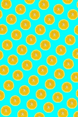 Limon dilimleri pürüzsüz, mavi arka planda izole edilmiş limon dilimlerinin üst görüntüsü. Citrus konsept fotoğraf. Sosyal medya dikey hikaye arkaplanı.