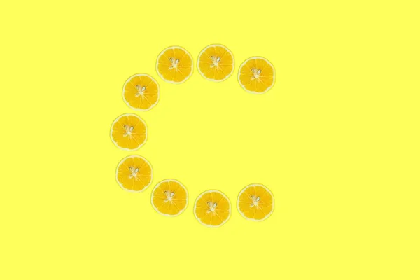 Písmeno Citrónových Plátků Vitamin Koncept Fotografie Citrónové Plátky Izolované Žlutém — Stock fotografie
