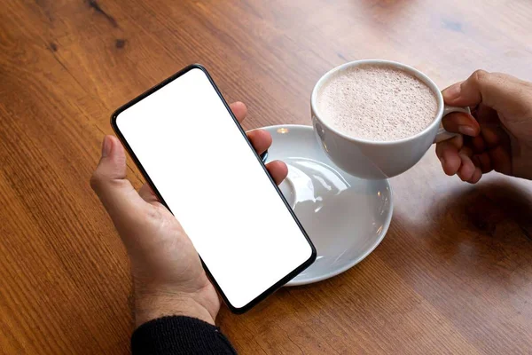 Изображение Мужчины Держащего Смартфон Чистым Белым Экраном Время Питья Кофе — стоковое фото