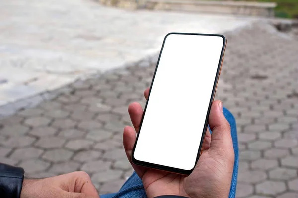 Mann Hält Handy Mit Leerem Weißen Bildschirm Während Einem Park — Stockfoto