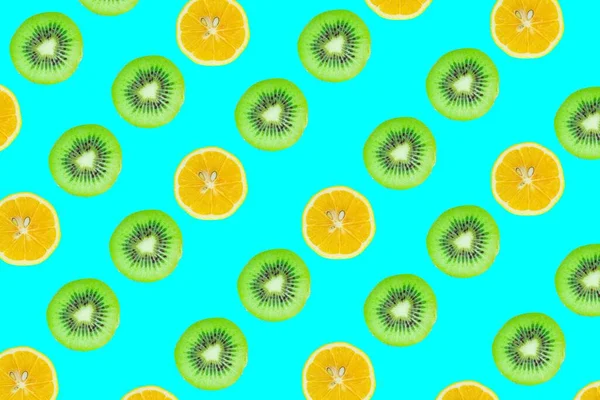 Фруктовые Ломтики Рисунок Вид Сверху Киви Лимона Ломтики Изолированы Синем — стоковое фото