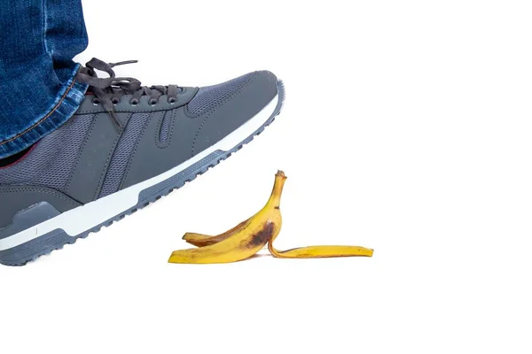 Man Geïsoleerd Witte Achtergrond Het Punt Een Bananenschil Stappen Grappig — Stockfoto
