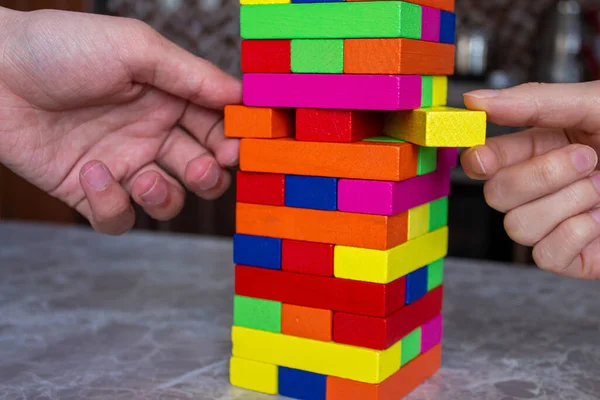 Jugar Torre Madera Juego Casa Mano Sosteniendo Bloques Madera Coloridos —  Fotos de Stock