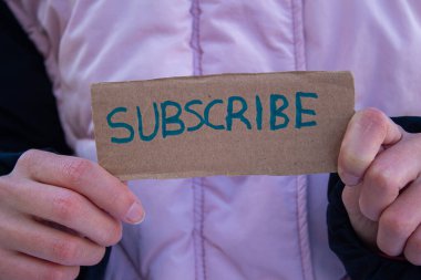 Elinde abone kelimesiyle karton kutu tutan kadın..