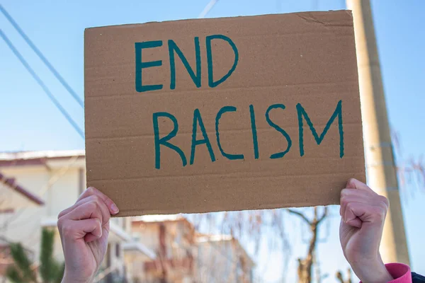 Boîte Carton Avec Fin Texte Raciste Une Femme Proteste Contre — Photo