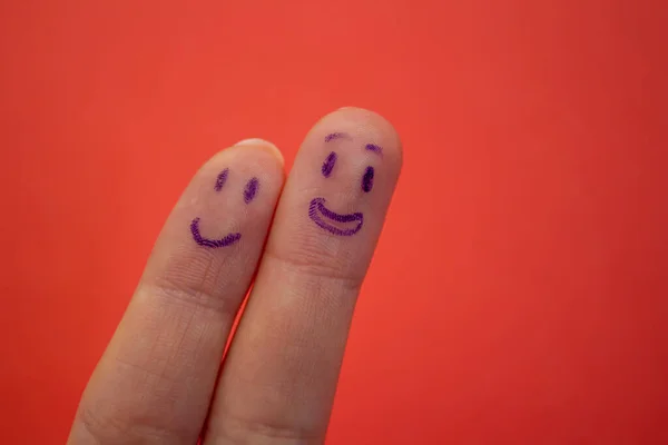 Rostros Sonrientes Dibujados Sobre Dedos Aislados Sobre Fondo Rojo Concepto —  Fotos de Stock