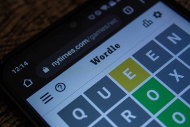 Afyonkarahisar, Türkiye - 24 Şubat 2022: Akıllı telefon ekranında Wordle Game. Wordle, son zamanların popüler online viral oyunu.