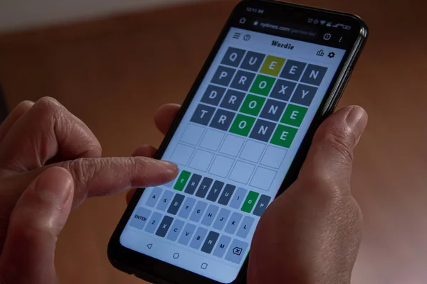 Afyonkarahisar Turkiet Feb 2022 Kvinna Spelar Wordle Game Sin Telefon — Stockfoto