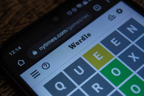 Afyonkarahisar, Türkiye - 24 Şubat 2022: Akıllı telefon ekranında Wordle Game. Wordle, son zamanların popüler online viral oyunu.