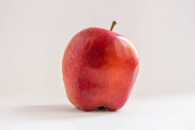 Kapalı kırmızı elma beyaz arkaplanda izole edildi.
