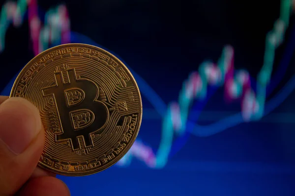 Hand Hält Bitcoin Hintergrund Verschwommenes Börsendiagramm Investitionskonzept Für Kryptowährungen Kopierraum — Stockfoto