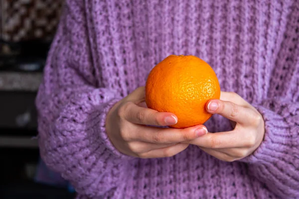 Foto Primer Plano Una Mujer Sosteniendo Fruta Naranja Mano Concepto — Foto de Stock